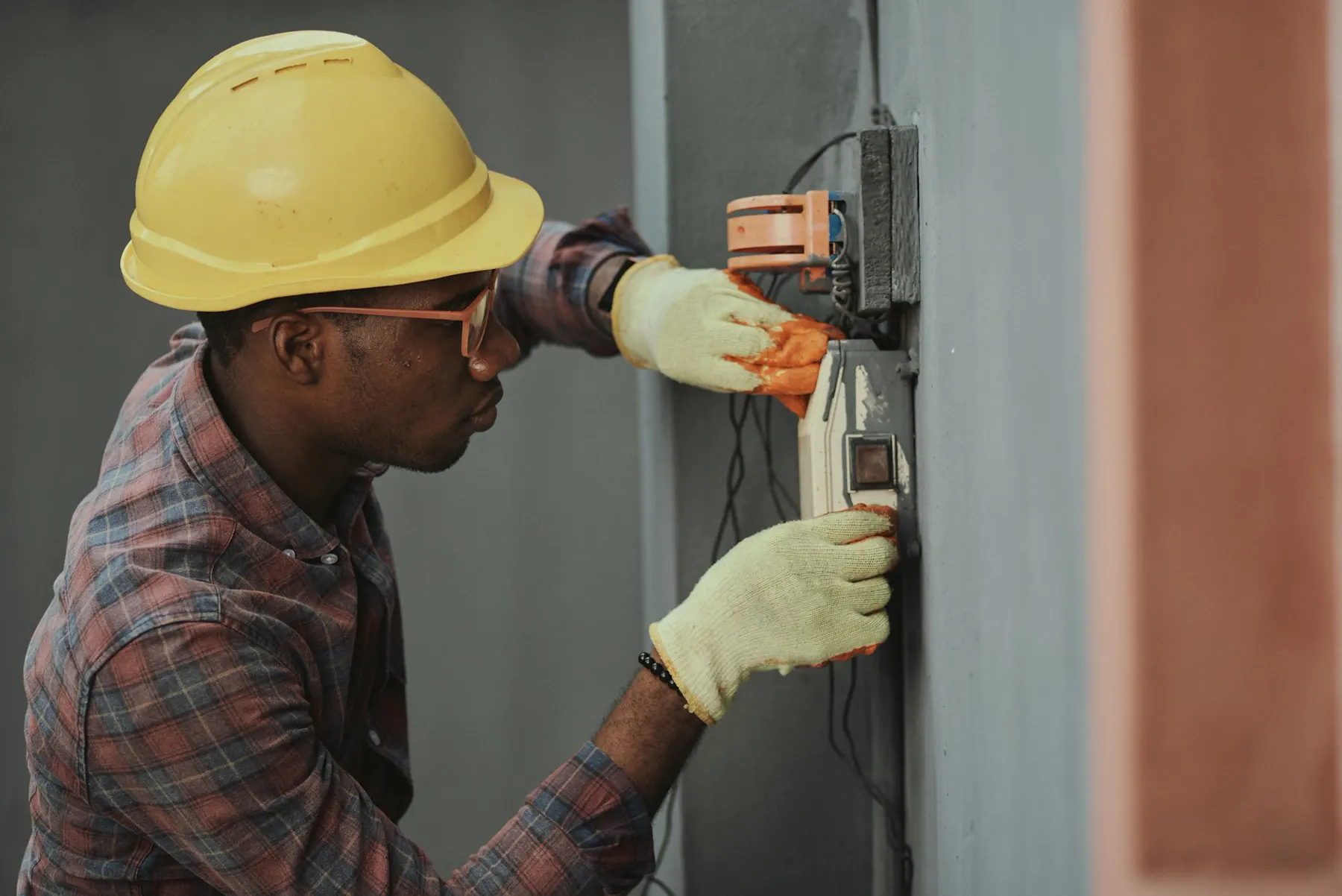 Elektriker installiert eine Leitung an der Wand
