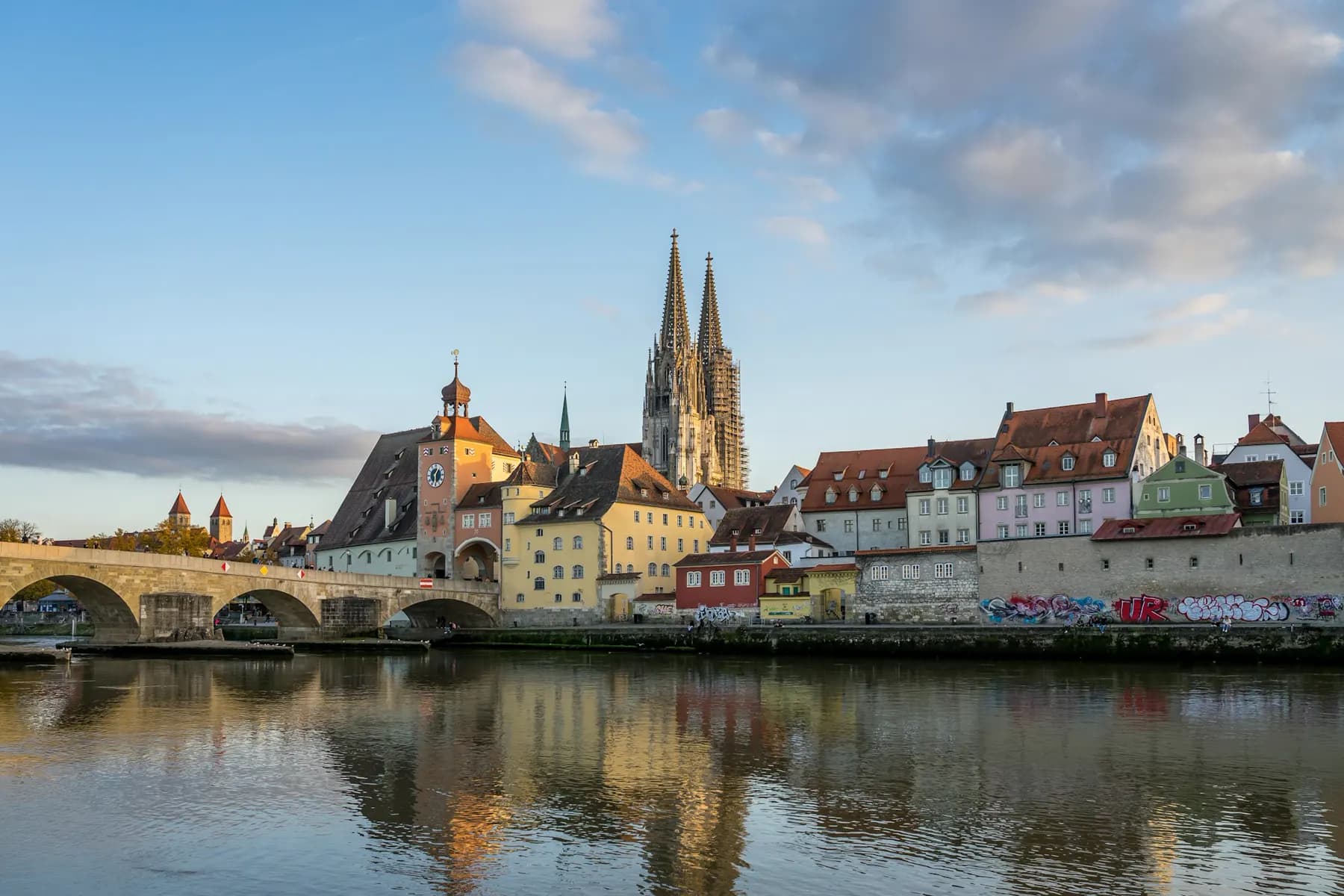 Regensburger Dom und Steinerne Brücke im Abendlicht